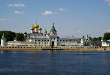 Kostroma Bölgesindeki Kostroma Nehri kıyısındaki Ipatiev Manastırı.