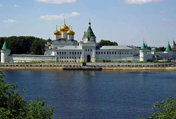 Het Klooster Ipatiev Aan Oevers Van Rivier Kostroma Regio Kostroma — Stockfoto