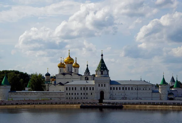 Het Klooster Ipatiev Aan Oevers Van Rivier Kostroma Regio Kostroma — Stockfoto