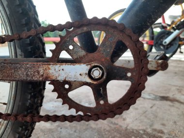 Motorun ön dişlisi paslı.