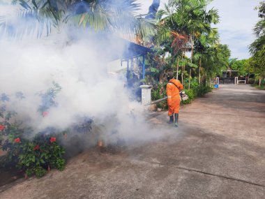 Sivrisinekleri ortadan kaldırmak ve toplumda Dang hummasını önlemek için kimyasallar püskürten sis makinesi.