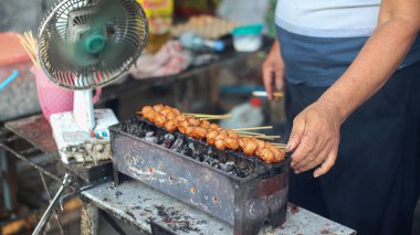Izgara köfte ve bulanık arka plan, ızgara köfte çok lezzetli.