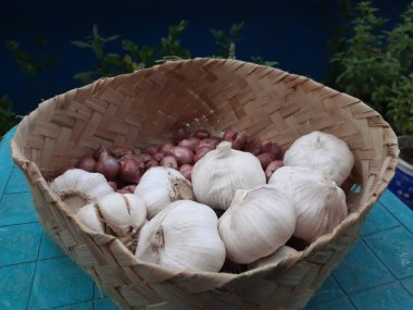 Örülmüş bambuda sarımsak ve arpacık soğanı fotoğrafı, baharat pişirmeye uygun.