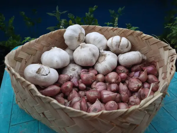 Örülmüş bambuda sarımsak ve arpacık soğanı fotoğrafı, baharat pişirmeye uygun.