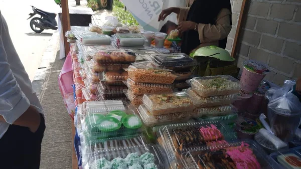 sales of various types of cakes in the month of Ramadan to break the fast