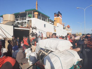 Juny 04 2021, Doğu Kalimantan, Endonezya, Bontang 'da, yolcu taşıyan işçiler geminin limanına varıp gidiyorlar.