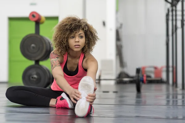 Ung flicka stretching innan träning — Stockfoto