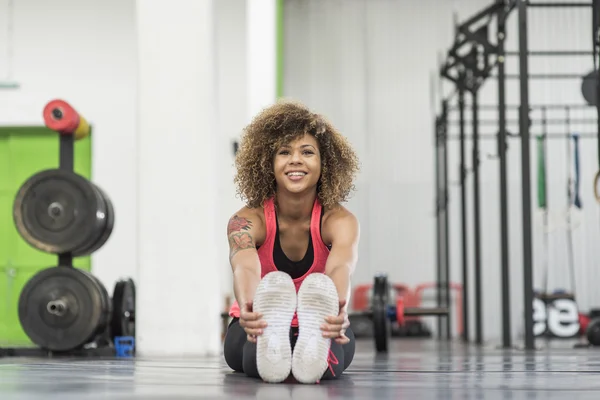 Ung flicka stretching innan träning — Stockfoto