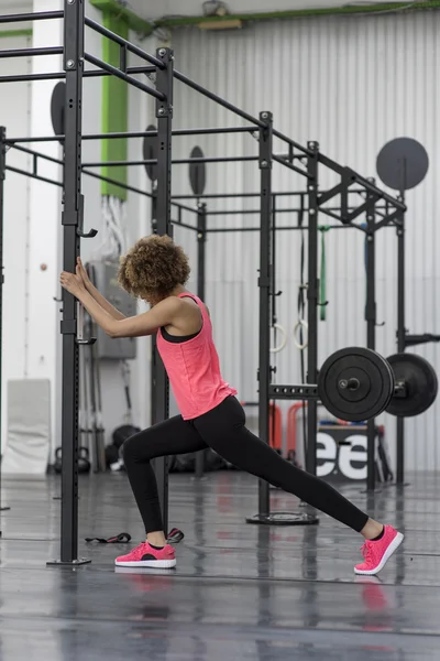 Jong meisje uitrekken voor training — Stockfoto