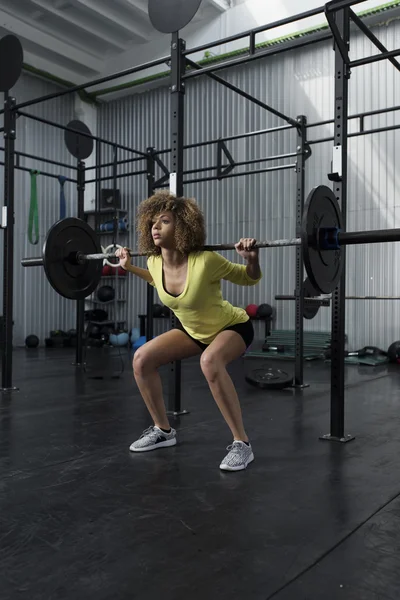 Girl doing squats at the gym — Stock Photo, Image