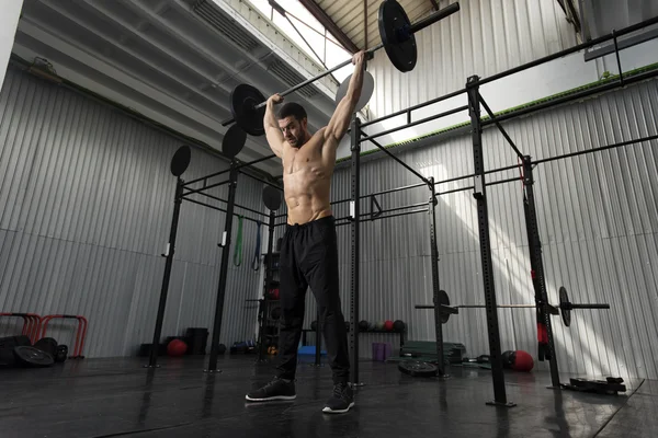 Culturista che lavora in palestra — Foto Stock