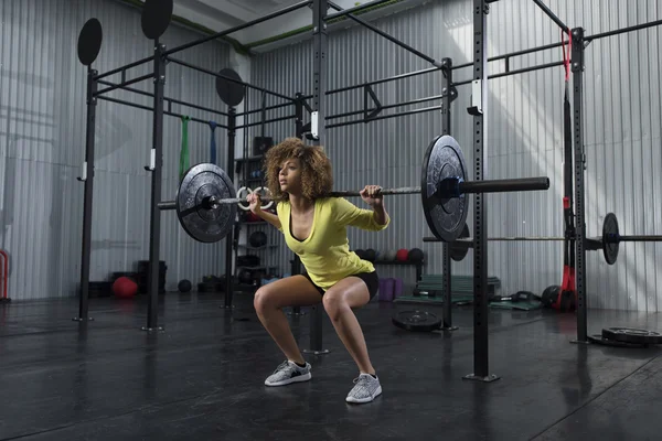 Girl doing squats at the gym — Stock Photo, Image