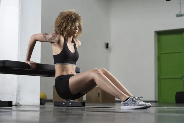 Chica que trabaja hacia fuera en el Banco en el gimnasio — Foto de Stock