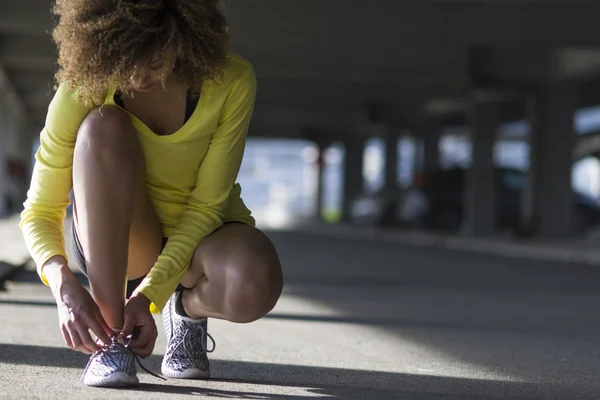 Meisje uitrekken voor training — Stockfoto