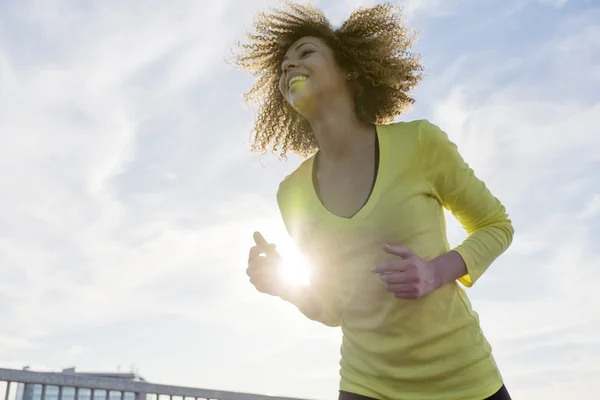 Dziewczynka jogging na moście — Zdjęcie stockowe