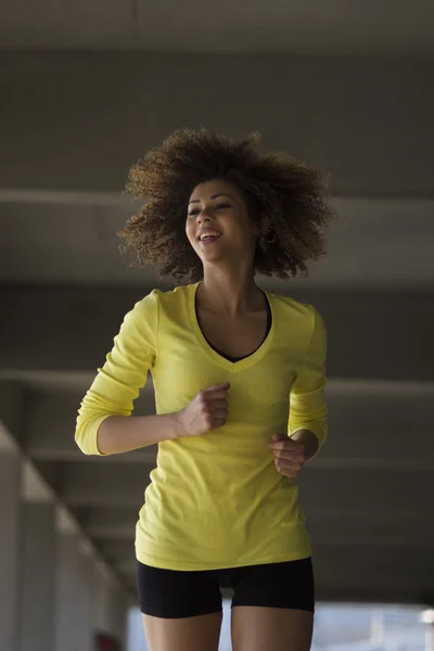 Niña corriendo por las escaleras — Foto de Stock