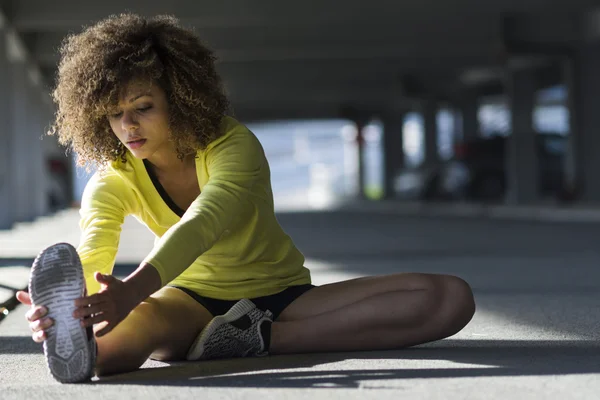 Girl stretching before workout — Stock Photo, Image