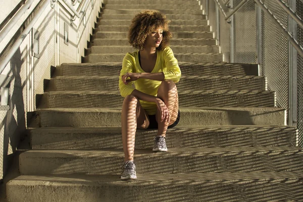 Menina sentada na escada depois de treino — Fotografia de Stock