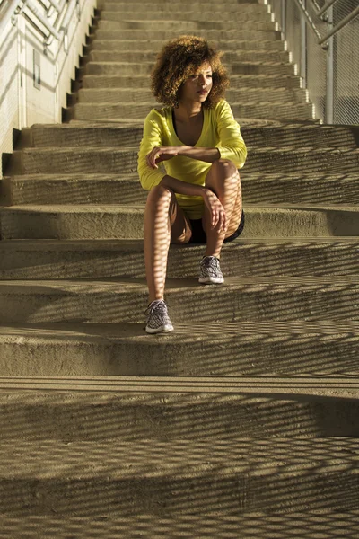 Dziewczyna siedzi na schodach po treningu — Zdjęcie stockowe