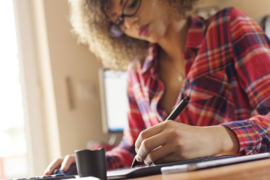 Çizim kalemi tablete kız