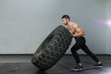 Lastik spor salonunda saygısız vücut geliştirmeci