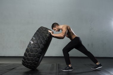 Lastik spor salonunda saygısız vücut geliştirmeci