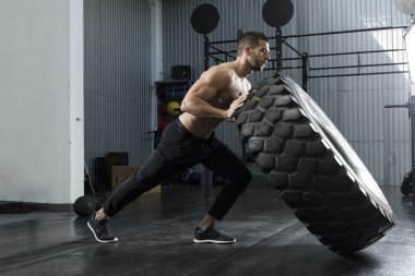 Lastik spor salonunda saygısız vücut geliştirmeci