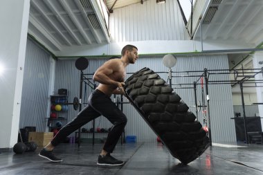 Lastik spor salonunda saygısız vücut geliştirmeci