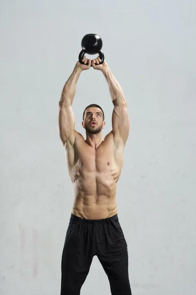 Culturista haciendo ejercicio de pelota de pared —  Fotos de Stock