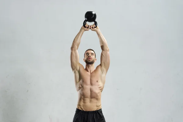 Bodybuilder bei Wall-Ball-Übungen — Stockfoto