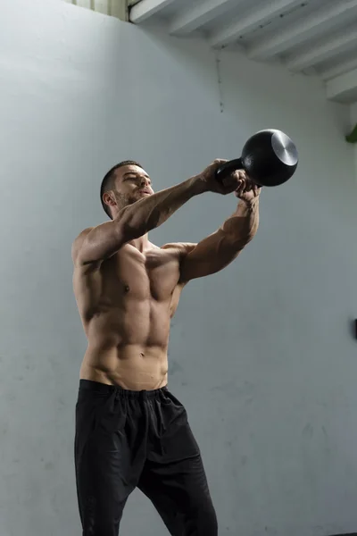 Culturista haciendo ejercicio de pelota de pared —  Fotos de Stock