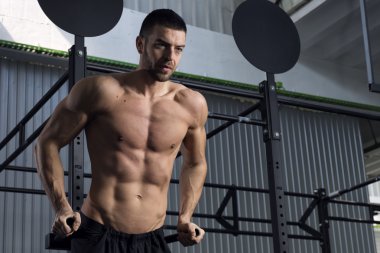 Vücut geliştirmeci dips spor yapıyor