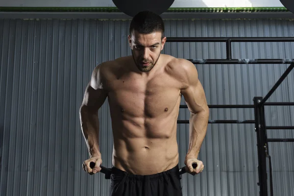 Bodybuilder macht Dips im Fitnessstudio — Stockfoto