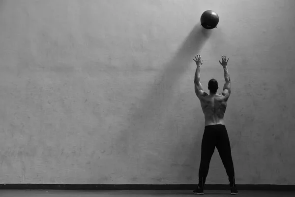 Bodybuilder göra wall ball motion — Stockfoto