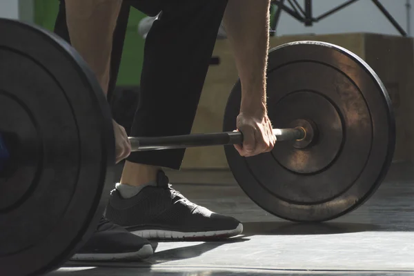 Bodybuilder doing some weightlifting — Stock Photo, Image