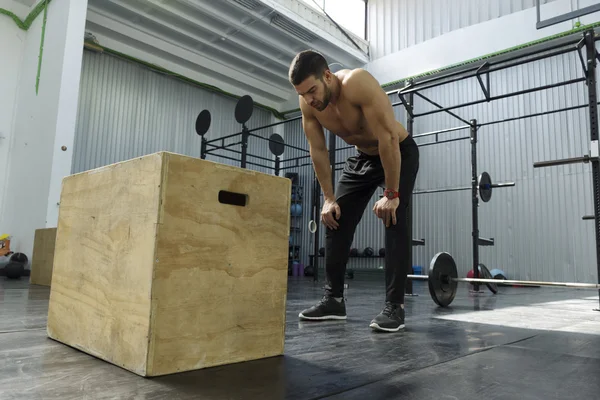 Bodybuilder travailler à la salle de gym, sauts de boîte — Photo