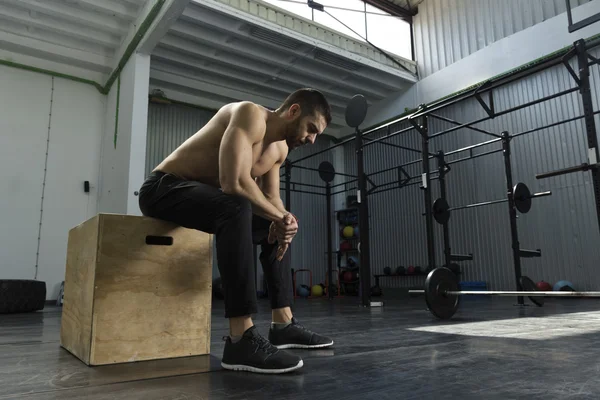 Culturista haciendo ejercicio en el gimnasio, saltos de caja —  Fotos de Stock