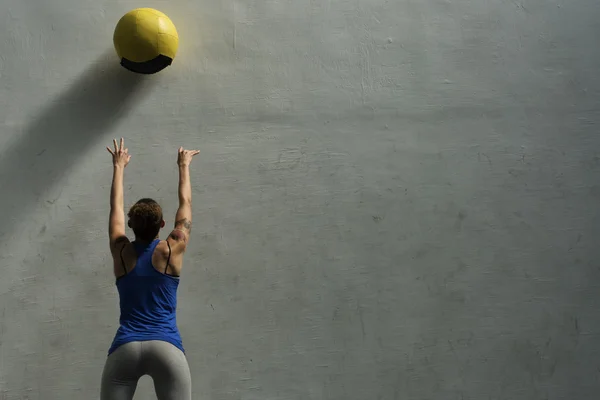 Frau macht Wall-Ball-Übung — Stockfoto