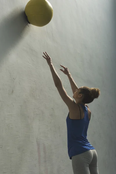 Mujer haciendo ejercicio de pelota de pared — Foto de Stock