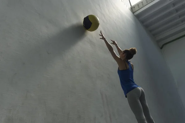 Жінка робить настінний м'яч вправи — стокове фото