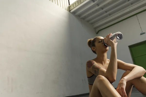Девушка отдыхает после тяжелой тренировки в спортзале — стоковое фото