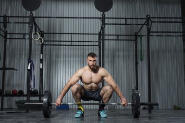 Spor salonunda egzersiz vücut geliştirmeci