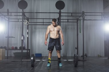 Spor salonunda egzersiz vücut geliştirmeci