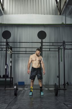 Spor salonunda egzersiz vücut geliştirmeci