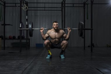 Spor salonunda egzersiz vücut geliştirmeci