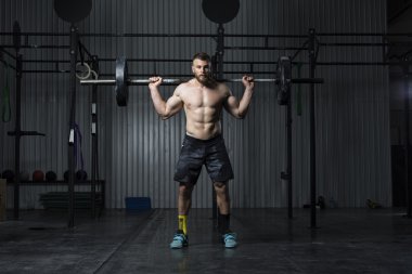 Spor salonunda egzersiz vücut geliştirmeci