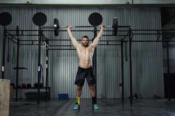 Bodybuilder travailler à la salle de gym — Photo