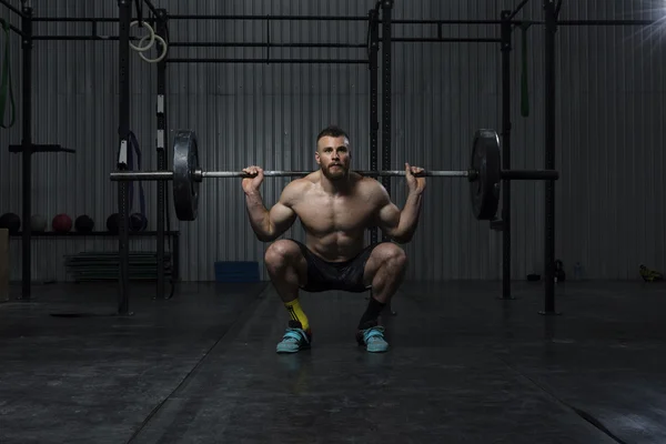 Culturista haciendo ejercicio en el gimnasio — Foto de Stock