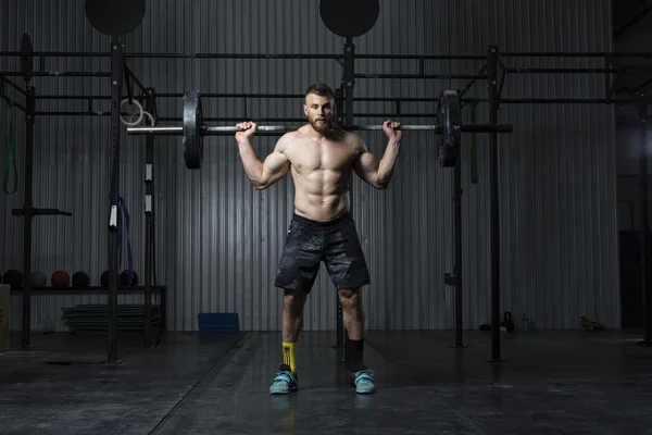 Culturista haciendo ejercicio en el gimnasio — Foto de Stock