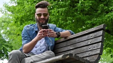 Parkta bankta oturan moda adam